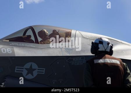 OCEANO PACIFICO (2 DICEMBRE 2022) - STATI UNITI Jacob Rea, un pilota F-35B Lightning II assegnato a Marine Fighter Attack Squadron (VMFA) 122, 13th Marine Expeditionary Unit, controlla il collegamento tra l'ordnance e l'aeromobile, dicembre 2. Una forza pronta, 13th tecnici dell'aviazione MEU armano il nostro aeromobile per consentire ai piloti di rispondere rapidamente alle minacce in tutti gli ambienti di dominio attraverso la proiezione di potenza navale. L'unità di spedizione marina del 13th è imbarcata sul Makin Island Amphibious Ready Group, composto da nave d'assalto anfibio USS Makin Island (LHD 8) e trans anfibio Foto Stock