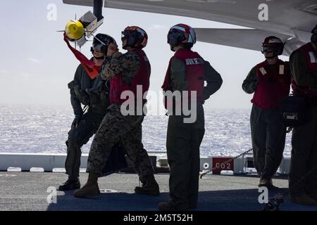 OCEANO PACIFICO (2 DICEMBRE 2022) - STATI UNITI Marines assegnato a Marine Fighter Attack Squadron (VMFA) 122, 13th Marine Expeditionary Unit, ispezionare un missile per difetti, dicembre 2. Una forza pronta, 13th tecnici dell'aviazione MEU armano il nostro aeromobile per consentire ai piloti di rispondere rapidamente alle minacce in tutti gli ambienti di dominio attraverso la proiezione di potenza navale. L'unità di spedizione marina del 13th viene imbarcata sul Makin Island Amphibious Ready Group, composto da navi d'assalto anfibie USS Makin Island (LHD 8) e navi portuali da trasporto anfibie USS Anchorage (LPD 23) e USS John P. Murtha (LPD 26), AN Foto Stock