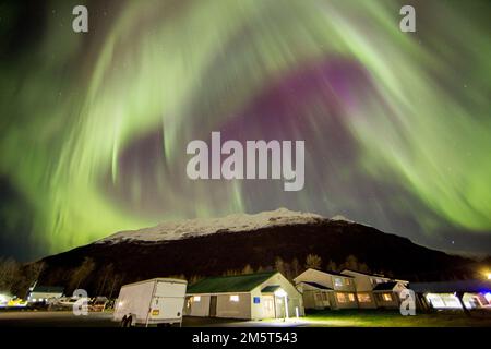 L'Aurora Borealis prende forma sopra l'alloggiamento della Guardia Costiera a Valdez, Alaska, 22 ottobre 2022. L'aurora boreale ti ricorda il motivo per cui l'Alaska è un luogo fantastico e bellissimo in cui stare. - STATI UNITI Guardia costiera foto di L.T. CMdR. Bryson Jacobs Foto Stock