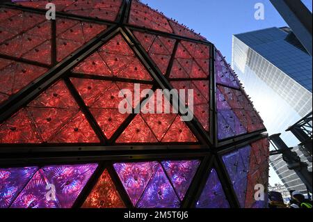 New York, Stati Uniti. 30th Dec, 2022. Vista della palla di Capodanno mentre è illuminata e rialzata per un test finale in vista della celebrazione di New Year's Eve Times Square del 2023, New York, NY, il 30 dicembre 2022. (Foto di Anthony Behar/Sipa USA) Credit: Sipa USA/Alamy Live News Foto Stock