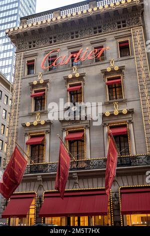 The Cartier Mansion con 2022 decorazioni per le vacanze sulla Fifth Avenue, New York City, USA Foto Stock