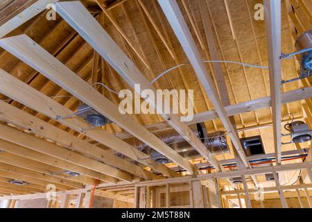 Lampada di illuminazione installata nella nuova casa che era luce spot montata sul soffitto e su telaio di travi in legno Foto Stock