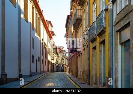 Sole serale sulla stretta vecchia strada centrale, architettura tipica di Porto, Portogallo Foto Stock