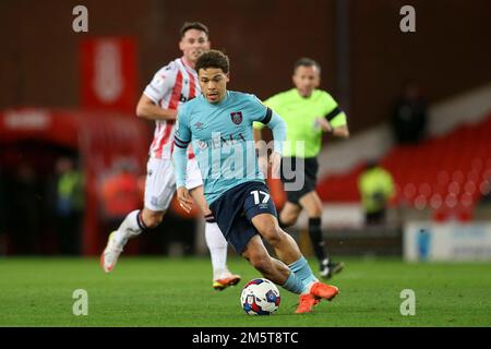 Stoke on Trent, Regno Unito. 30th Dec, 2022. Manuel Benson di Burnley in azione. Partita EFL Skybet Championship, Stoke City contro Burnley al Bet365 Stadium di Stoke on Trent venerdì 30th dicembre 2022. Questa immagine può essere utilizzata solo per scopi editoriali. Solo per uso editoriale, licenza richiesta per uso commerciale. Nessun uso in scommesse, giochi o un singolo club / campionato / giocatore publications.pic di Chris Stading / Andrew Orchard sport fotografia / Alamy Live News Credit: Andrew Orchard sport fotografia / Alamy Live News Foto Stock