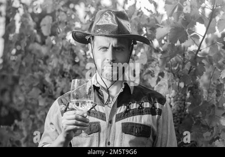 enologo con wineglass. sommelier. agricoltore bere vino. grazie. vinedresser bere. Foto Stock