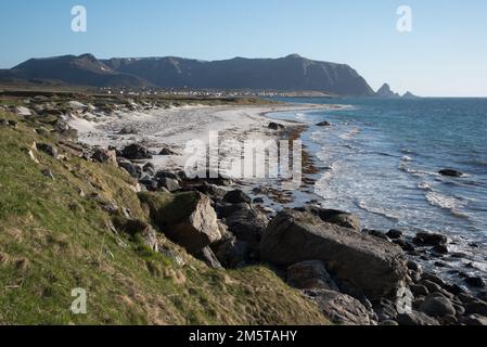 Andøya è un'isola di Vesterålen coperta di paludi e tundra artuc nel suo centro e massi lungo la costa. Foto Stock