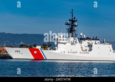 La taglierina della Guardia Costiera attraccata all'Alameda Coast Guard Island in California USA la vigilia di Natale 2022 durante l'evento King Tide Foto Stock