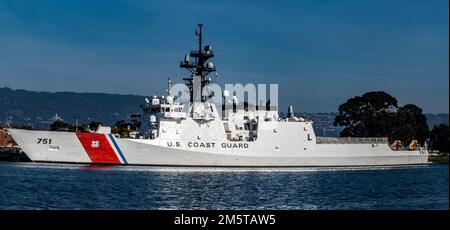 La taglierina della Guardia Costiera attraccata all'Alameda Coast Guard Island in California USA la vigilia di Natale 2022 durante l'evento King Tide Foto Stock