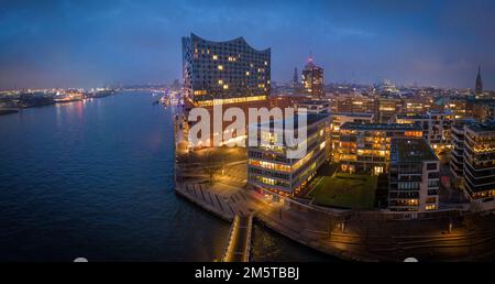 Porto di Amburgo con sala concerti Elbphilharmonie la sera - incredibile fuco girato - AMBURGO, GERMANIA - 23 DICEMBRE 2022 Foto Stock