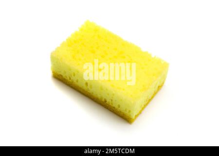 Singola spugna da cucina gialla isolata su sfondo bianco, vista dall'alto in primo piano Foto Stock