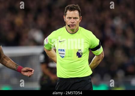 Arbitro Darren Inghilterra durante la partita della Premier League tra West Ham United e Brentford al London Stadium di Stratford venerdì 30th dicembre 2022. (Credit: Tom West | MI News) Credit: MI News & Sport /Alamy Live News Foto Stock