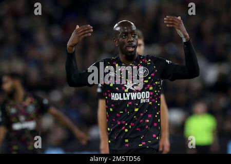 Lo Yoane Wissa di Brentford raduna la folla durante la partita della Premier League tra West Ham United e Brentford al London Stadium di Stratford venerdì 30th dicembre 2022. (Credit: Tom West | MI News) Credit: MI News & Sport /Alamy Live News Foto Stock