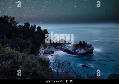 Cascate di McWay. Cascate McWay a Julia Pfeiffer Burns state Park Big sur California. Foto Stock