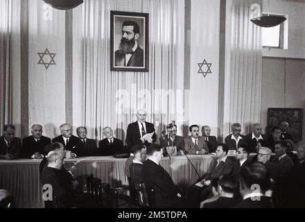 David ben Gurion, che sarebbe diventato il primo primo primo ministro israeliano, legge la Dichiarazione di indipendenza israeliana il 14 maggio 1948 al museo di Tel Aviv, durante la cerimonia di fondazione dello Stato di Israele. Foto Stock