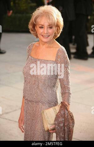 **FOTO DEL FILE** Barbara Walters è passata via a 93. Barbara Walters partecipa al Vanity Fair Oscar Party di Mortons a West Hollywood, California, il 5 marzo 2006. Photo Credit: Henry McGee/MediaPunch Foto Stock