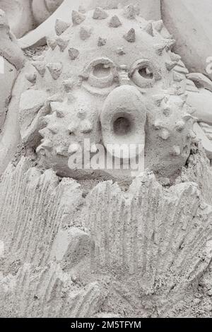 Una scultura di sabbia di Mark Mason e del Team Sandtastic raffigura un pesce di porpora a West Palm Beach, Florida, USA. Foto Stock