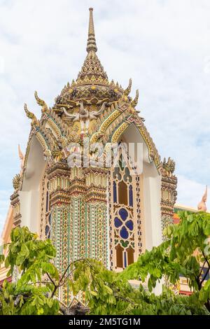 Torre del tamburo con nagas ceramica Benjarong e Erawan teste a Wat Ratchabophit Sathitmahasimaram Ratchaworawihan, un tempio buddista a Bangkok, Thailandia Foto Stock