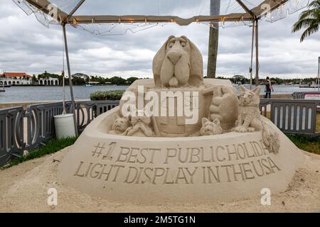 Una scultura di sabbia di Mark Mason e del Team Sandtastic celebra il premio per la migliore esposizione di luci per le feste pubbliche negli Stati Uniti a West Palm Beach, Florida. Foto Stock