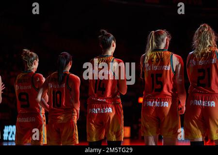 Valencia, Spagna. 30th Dec, 2022. Il Team Valencia è stato visto in azione durante il J15 LF Endesa al Fuente de San Luis Sport Hall. Valencia Basket 86:49 Leganes Credit: SOPA Images Limited/Alamy Live News Foto Stock