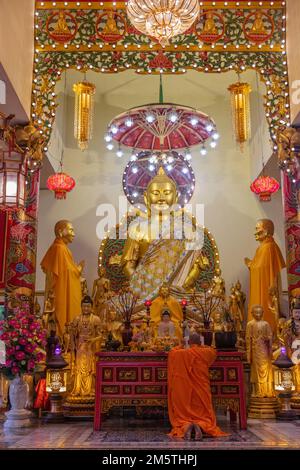 Statua del Buddha Shakyamuni a Wat Uphai Rabbamrung (Chua Khanh Van), tempio buddista vietnamita. Chinatown, Bangkok, Thailandia. Foto Stock