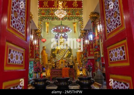 Statua del Buddha Shakyamuni a Wat Uphai Rabbamrung (Chua Khanh Van), tempio buddista vietnamita. Chinatown, Bangkok, Thailandia. Foto Stock