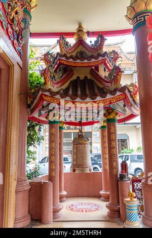 Grande campana a Wat Uphai Rabbamrung (Chua Khanh Van), tempio buddista vietnamita. Chinatown, Bangkok, Thailandia. Foto Stock