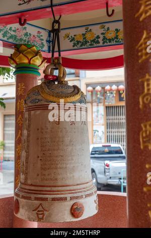 Grande campana a Wat Uphai Rabbamrung (Chua Khanh Van), tempio buddista vietnamita. Chinatown, Bangkok, Thailandia. Foto Stock