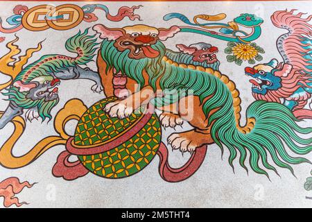 Immagine del drago sul pavimento di Wat Uphai Rabbamrung (Chua Khanh Van), tempio buddista vietnamita. Chinatown, Bangkok, Thailandia. Foto Stock