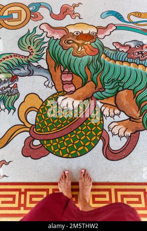 Immagine del drago sul pavimento di Wat Uphai Rabbamrung (Chua Khanh Van), tempio buddista vietnamita. Chinatown, Bangkok, Thailandia. Foto Stock