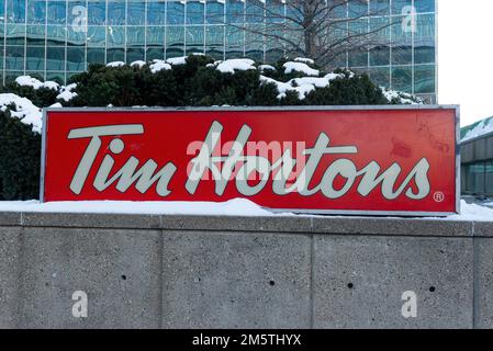 Toronto, ON, Canada - 08 dicembre 2022: Tim Hortons Inc., comunemente soprannominata Tim's, o Timmie's è una caffetteria multinazionale canadese e un ristorante Foto Stock