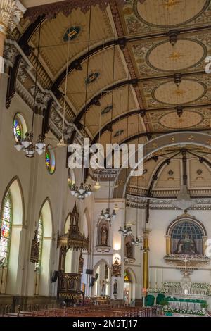 Interno della chiesa del Santo Rosario o della chiesa di Kalawar, chiesa cattolica romana nel distretto di Samphanthawong, Bangkok, Thailandia. Foto Stock