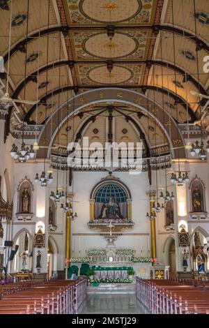 Interno della chiesa del Santo Rosario o della chiesa di Kalawar, chiesa cattolica romana nel distretto di Samphanthawong, Bangkok, Thailandia. Foto Stock