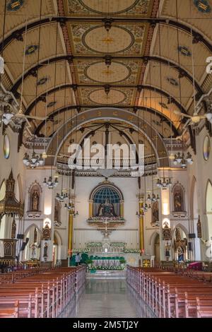 Interno della chiesa del Santo Rosario o della chiesa di Kalawar, chiesa cattolica romana nel distretto di Samphanthawong, Bangkok, Thailandia. Foto Stock