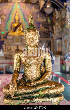 La statua del Buddha di Maravijaya seduto a Wat Pariwat Ratchasongkram - tempio buddista a Bangkok, Thailandia. Foto Stock