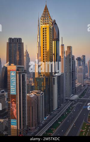 Splendida vista sul Burj Khalifa e sulla città dal Millennium Plaza Hotel. Foto Stock