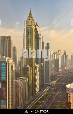 Splendida vista sul Burj Khalifa e sulla città dal Millennium Plaza Hotel. Foto Stock