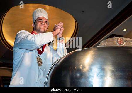 Bryson Barnes, la cava dello Utah Utes, riconosce la folla prima di effettuare il primo taglio durante la cena di squadra dello Utah Utes al 2022 Lawry's Beef Bowl, Foto Stock