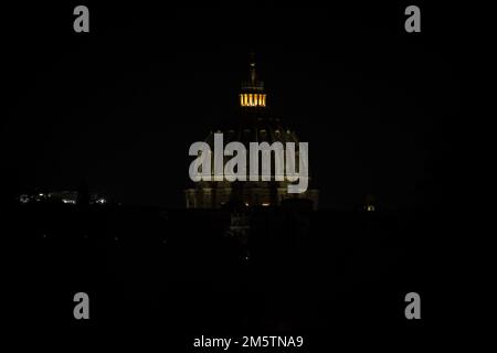 Roma, Italia. 30th Dec, 2022. Questa fotografia mostra la cupola della Basilica di San Pietro di notte, vista da Ponte Garibaldi nel centro storico di Roma. La condizione dell'ex Papa Benedetto XVI rimane stabile, ha detto il Vaticano il 30 dicembre 2022, tre giorni dopo aver rivelato che la salute dei 95 anni era peggiorata. - Benedetto, che nel 2013 è diventato il primo papa sin dal Medioevo a dimettersi a capo della Chiesa cattolica mondiale, è in condizioni di scarsa salute da molti anni. (Foto di Andrea Ronchini/Pacific Press) Credit: Pacific Press Media Production Corp./Alamy Live News Foto Stock