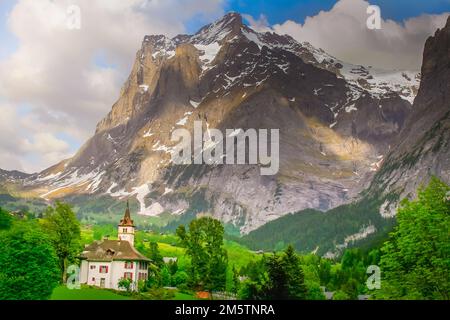 Grindelwald villaggio alpino nei pressi di Interlaken, nel cantone di Berna, alpi svizzere Foto Stock