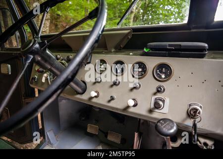 Primo piano di un cruscotto veicolo Hanomag vintage. Foto Stock