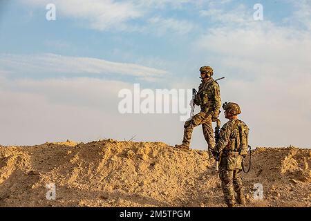 Base aerea di al Asad, Iraq. 21st Dec, 2022. STATI UNITI Soldati dell'esercito assegnati alla Alpha Company, 1st battaglione, 125th reggimento di fanteria, 37th squadra di combattimento della Brigata di fanteria, un reaper della Task Force, una forza di lavoro congiunta combinata - operazione inerente risolvere, stabilire la sicurezza durante la conduzione di operazioni di distanza, al Asad Air base, dicembre. 21, 2022. Le operazioni di autonomia in corso aiutano a mantenere le competenze e la prontezza dell'unità durante le operazioni di base. (Foto di Sgt. Julio Hernandez) Credit: US Army/ZUMA Press Wire Service/ZUMAPRESS.com/Alamy Notizie dal vivo Foto Stock