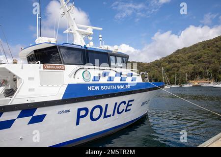 Nuova barca di pattuglia della polizia del Galles del Sud il WP22 Vanguard ormeggiato a Pittwater in un porto turistico a Church Point, Sydney, NSW, Australia Foto Stock