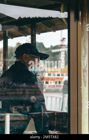 Un addetto alla sicurezza in servizio al lago Ashi Foto Stock