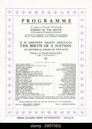 Pagina interna con Cast List dal lancio originale programma britannico per il Teatro alla Scala di Londra per LA NASCITA Di Un REGISTA NAZIONALE 1915 D.W. ROMANZO DI GRIFFITH / gioca Thomas Dixon Jr. David W. Griffith Corp / Epoch produce Corporation Foto Stock