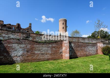 Parco Chindia (Parcul Chindia) vicino agli antichi edifici in pietra e alle rovine della Corte reale di Targoviste (Curtea Domneasca) nella parte storica di Foto Stock