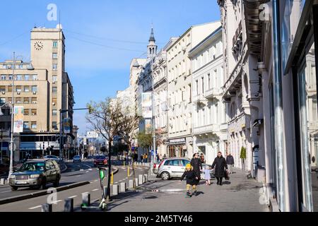 Bucarest, Romania, 2 gennaio 2022: Edifici iconici con cielo blu chiaro sul Viale Victoriei (Calea Victoriei) nel centro della città in un soleggiato inverno da Foto Stock