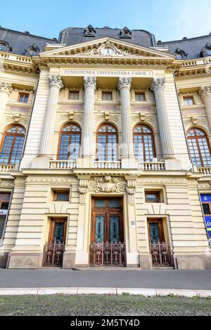 Bucarest, Romania, 2 gennaio 2022: La Biblioteca Universitaria Centrale (Biblioteca Centrala Universitaria) e il monumento del Re Carol i in Revolutiei Squar Foto Stock
