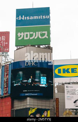 Edifici e cartelloni del centro commerciale di Shibuya Foto Stock