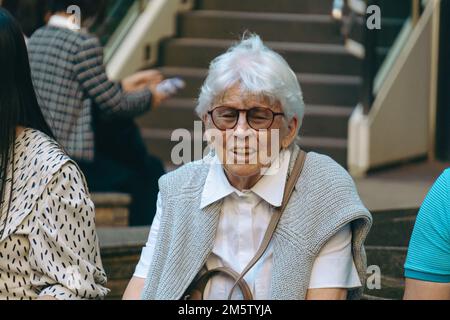 Turista straniero anziano che ha un tempo libero a Tokyo Foto Stock