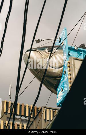 Scultura testa di pesce sopra il mercato di Tsukiji Foto Stock